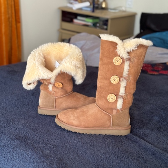 UGG Shoes - UGG 3burton Bailey Cream Shearling Boots barely worn